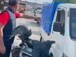 Seorang Kapolsek Menyamar sebagai Kurir untuk Ringkus Pengoplos Gas